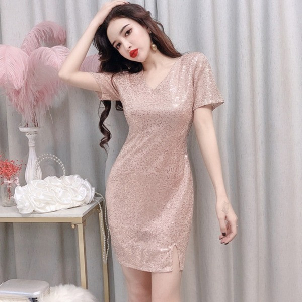 Šiuolaikinė moteriška suknelė su skeltuku ir špicine iškirpte