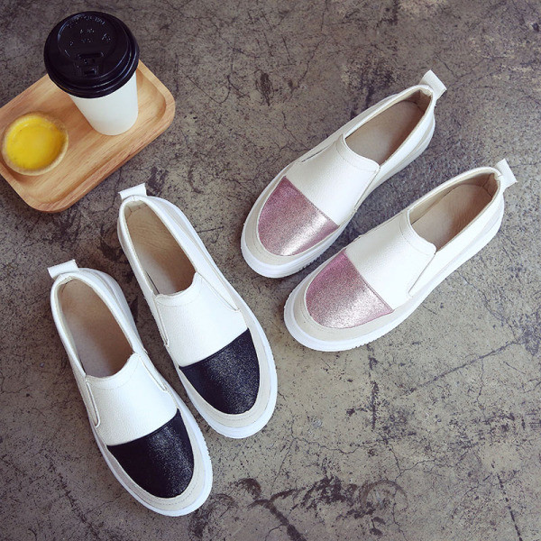 Alkalmi női cipő, lapos talppal, fényes hatással