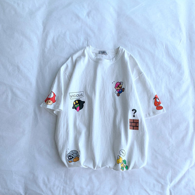 Įprasti vyriški marškinėliai trumpomis rankovėmis ir spalvingomis aplikacijomis