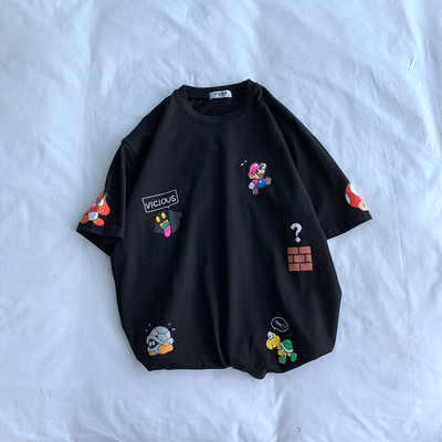 Įprasti vyriški marškinėliai trumpomis rankovėmis ir spalvingomis aplikacijomis