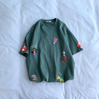 Įprasti vyriški marškinėliai trumpomis rankovėmis ir spalvingomis aplikacijomis