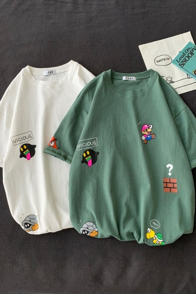 Įprasti vyriški marškinėliai trumpomis rankovėmis ir spalvingomis aplikacijomis