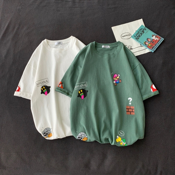 Įprasti vyriški marškinėliai trumpomis rankovėmis ir spalvingomis aplikacijomis