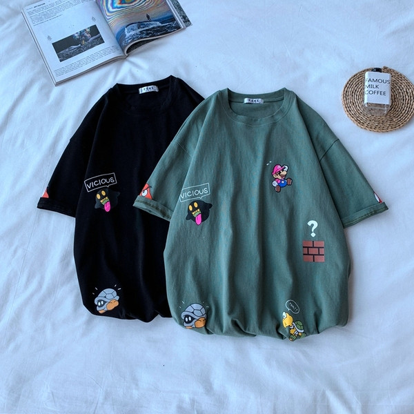 Įprasti vyriški marškinėliai trumpomis rankovėmis ir spalvingomis aplikacijomis