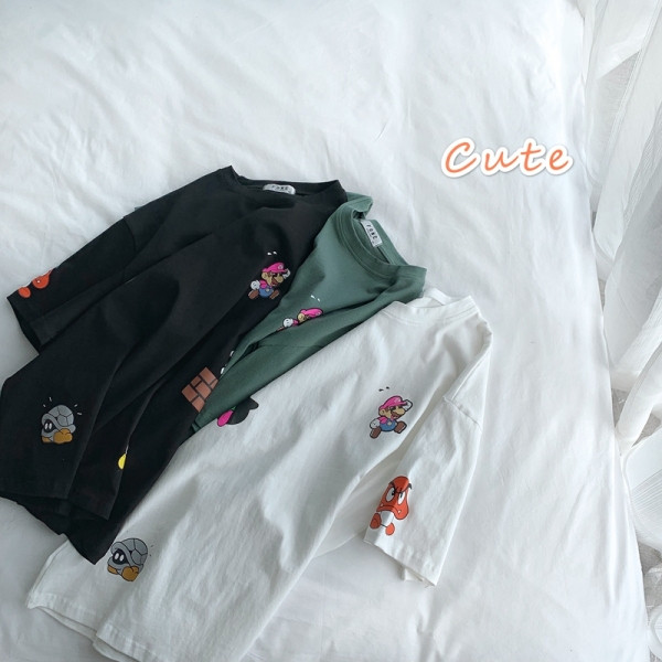 Įprasti vyriški marškinėliai trumpomis rankovėmis ir spalvingomis aplikacijomis