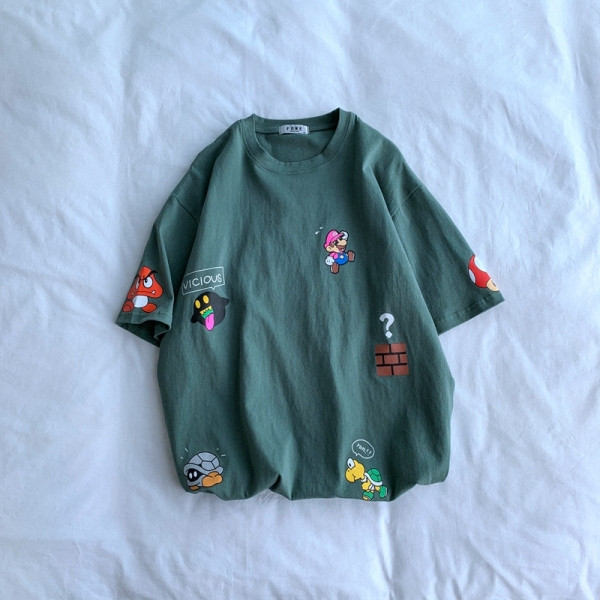 Įprasti vyriški marškinėliai trumpomis rankovėmis ir spalvingomis aplikacijomis