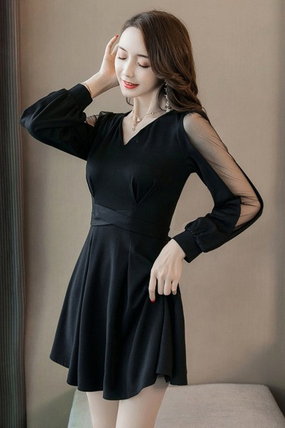 Retro stiliaus moteriška suknelė V formos iškirpte ir ilgomis rankovėmis