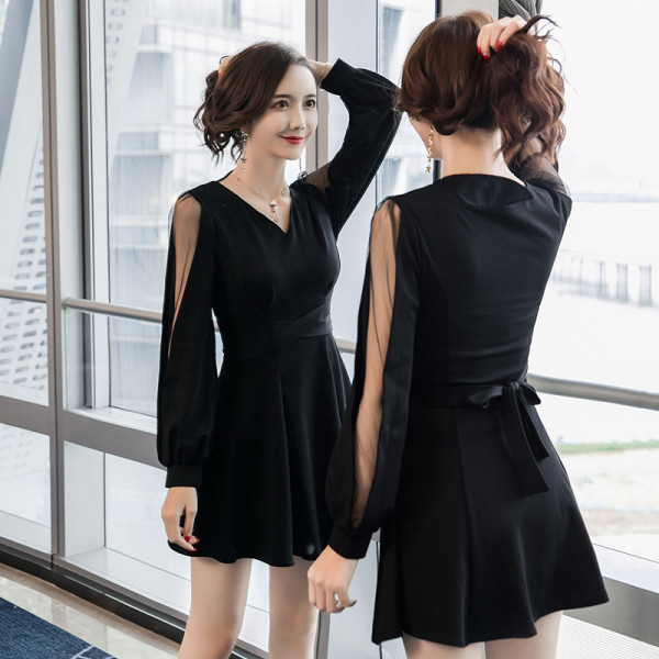 Retro stiliaus moteriška suknelė V formos iškirpte ir ilgomis rankovėmis