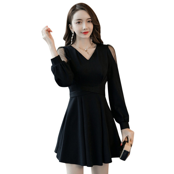 Retro stiliaus moteriška suknelė V formos iškirpte ir ilgomis rankovėmis