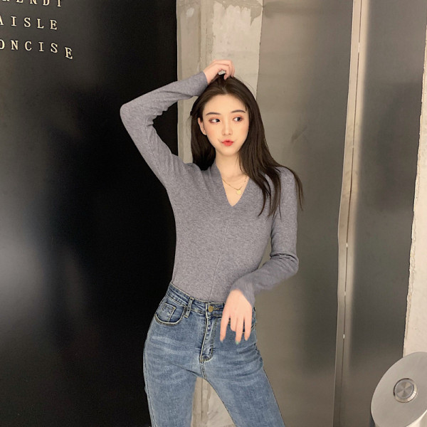 Laisva moteriška palaidinė su V formos iškirpte - prigludęs modelis