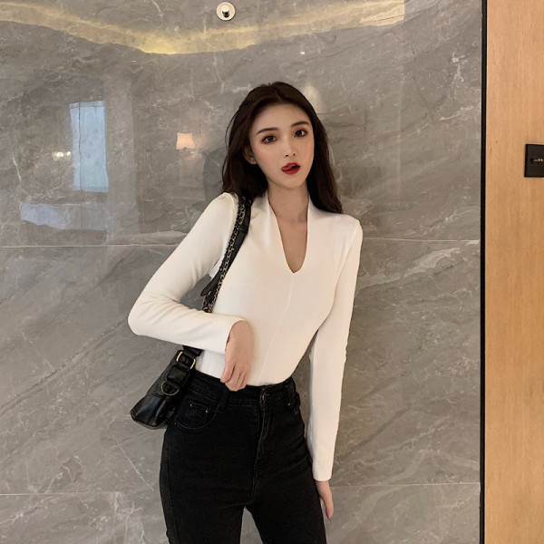 Laisva moteriška palaidinė su V formos iškirpte - prigludęs modelis