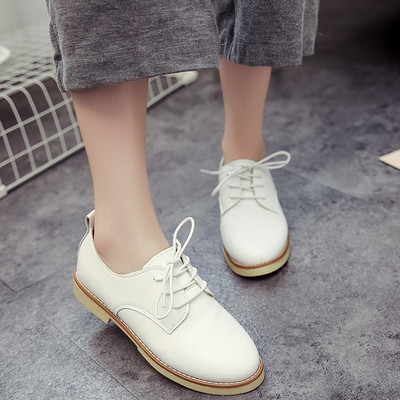 Műbőrből készült, fűzős női alkalmi cipő