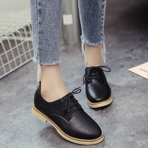 Műbőrből készült, fűzős női alkalmi cipő