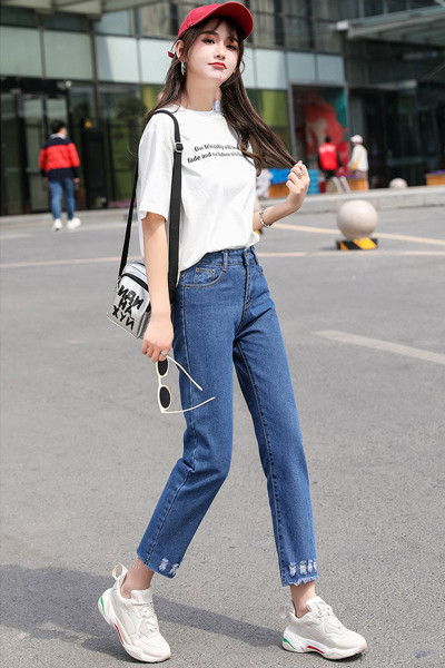 Blugi dama casual cu lungimea de 9/10 si motive rupte – model drept