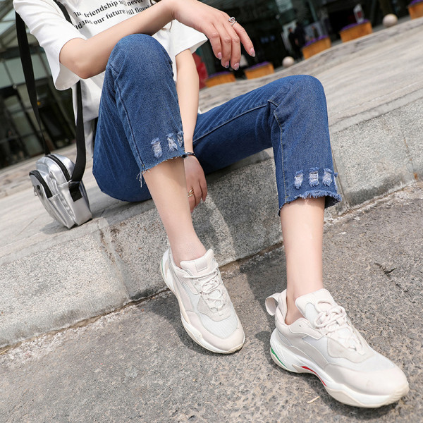 Blugi dama casual cu lungimea de 9/10 si motive rupte – model drept