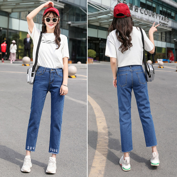 Blugi dama casual cu lungimea de 9/10 si motive rupte – model drept