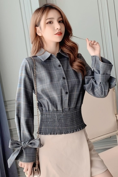 Moteriški laisvalaikio marškiniai su klasikine apykakle, sagomis ir kaspinu ant rankovių