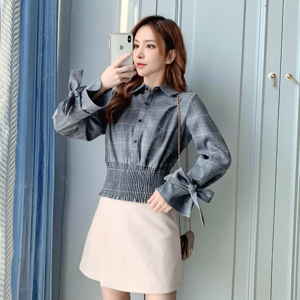 Moteriški laisvalaikio marškiniai su klasikine apykakle, sagomis ir kaspinu ant rankovių