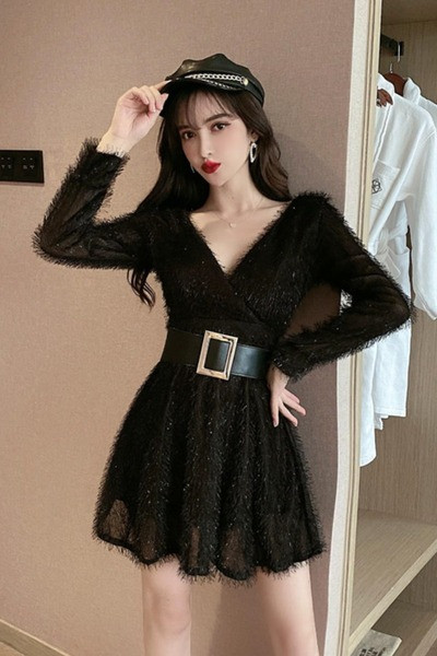 Sieviešu retro kleita ar garām piedurknēm un špica kakla izgriezumu