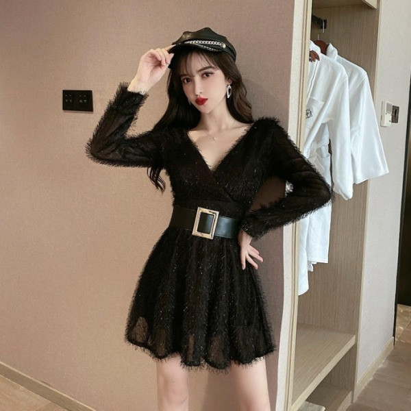 Sieviešu retro kleita ar garām piedurknēm un špica kakla izgriezumu