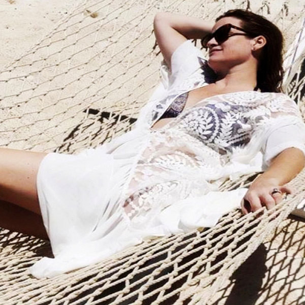 Moteriškas ilgas pareo su nėriniais ir ilgomis rankovėmis