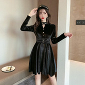 Moderna sieviešu samta kleita un garām piedurknēm