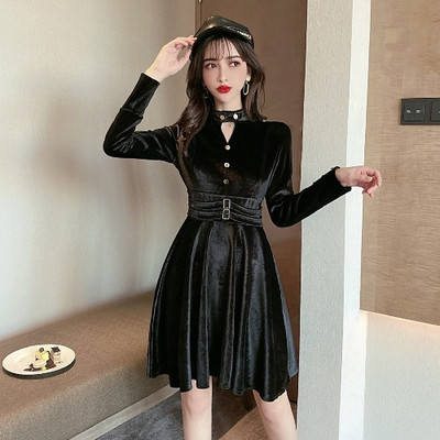 Moderna sieviešu samta kleita un garām piedurknēm