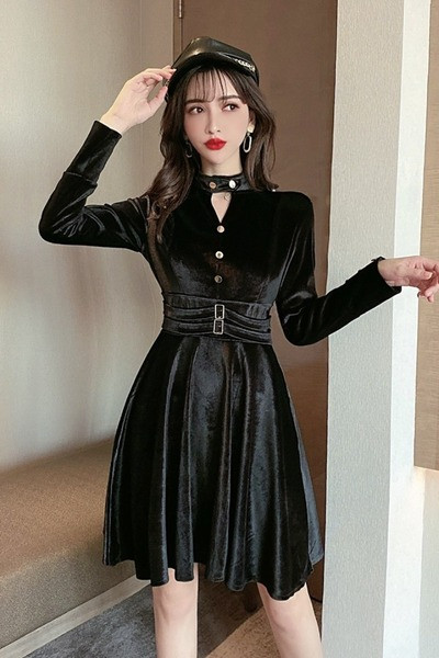 Moderna sieviešu samta kleita un garām piedurknēm