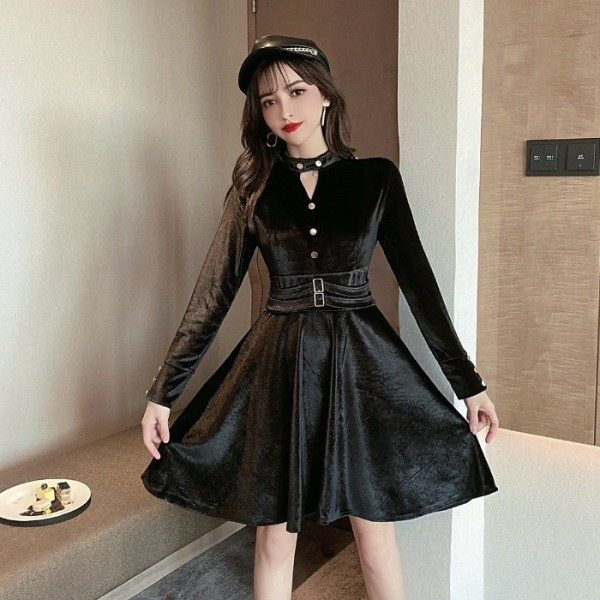 Moderna sieviešu samta kleita un garām piedurknēm