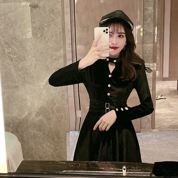 Moderna sieviešu samta kleita un garām piedurknēm