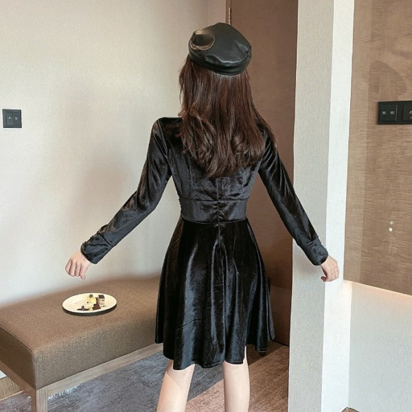 Moderna sieviešu samta kleita un garām piedurknēm