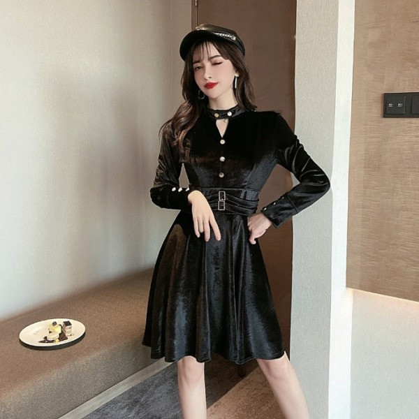 Moderna sieviešu samta kleita un garām piedurknēm