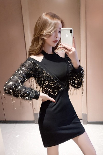 Stilinga moteriška suknelė su blizgučiais ir kutais