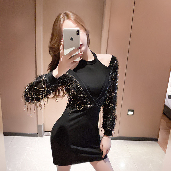 Stilinga moteriška suknelė su blizgučiais ir kutais