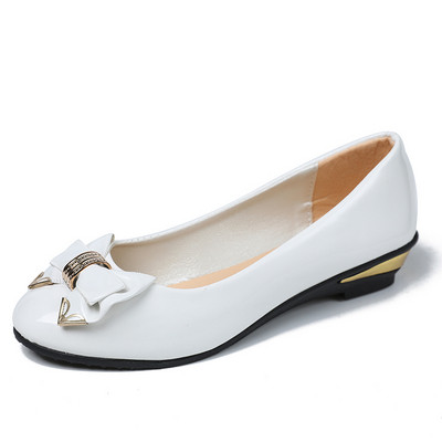 Alkalmi női lakkcipő szalaggal