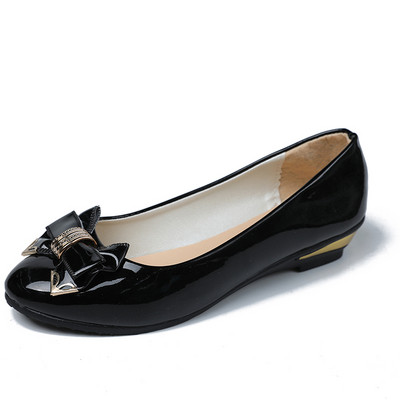 Alkalmi női lakkcipő szalaggal