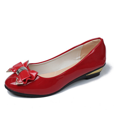 Alkalmi női lakkcipő szalaggal