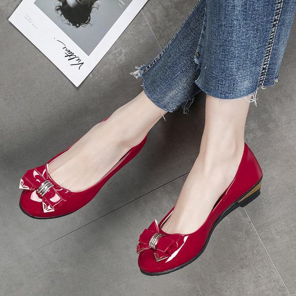 Alkalmi női lakkcipő szalaggal