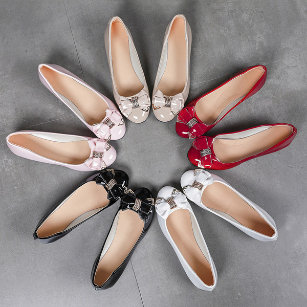 Alkalmi női lakkcipő szalaggal