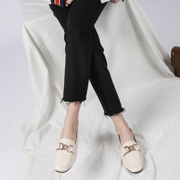 Moderne ženske mokasine od eko kože sa metalnim elementom