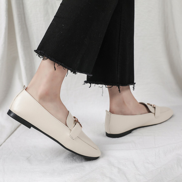 Moderne ženske mokasine od eko kože sa metalnim elementom