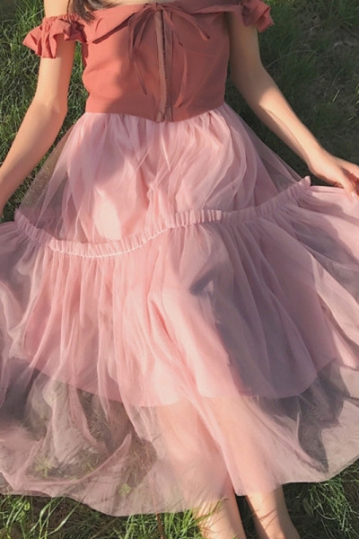 Izrezana ženska suknja od tila