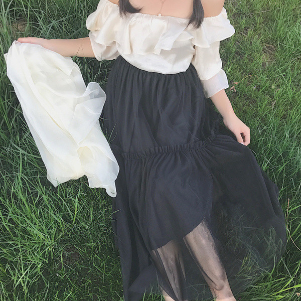 Izrezana ženska suknja od tila