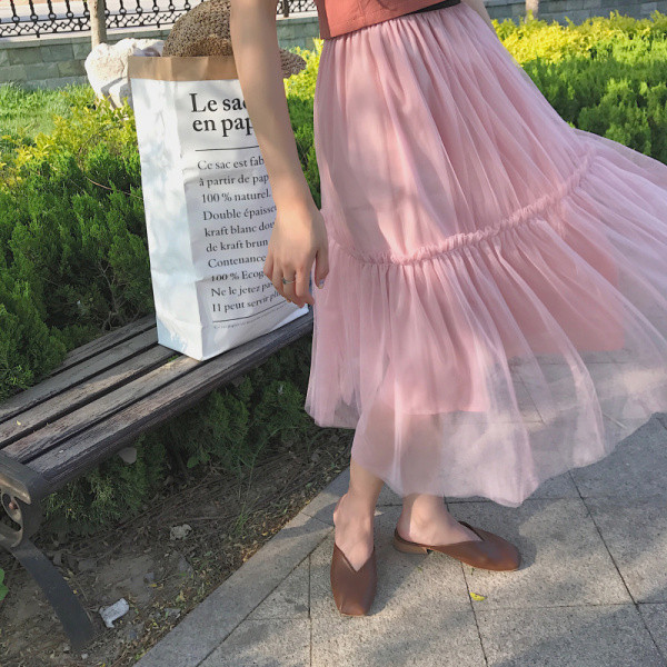 Izrezana ženska suknja od tila