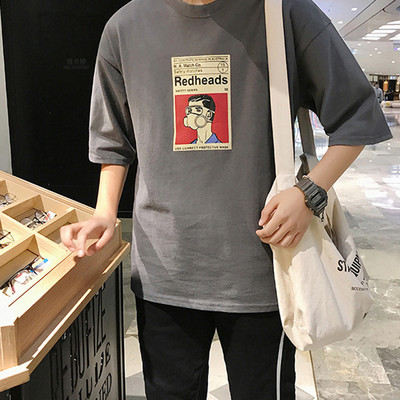 Ovaalse dekoltee ja värvitrükiga meeste T-särk