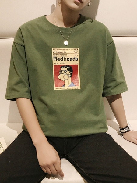 Ovaalse dekoltee ja värvitrükiga meeste T-särk