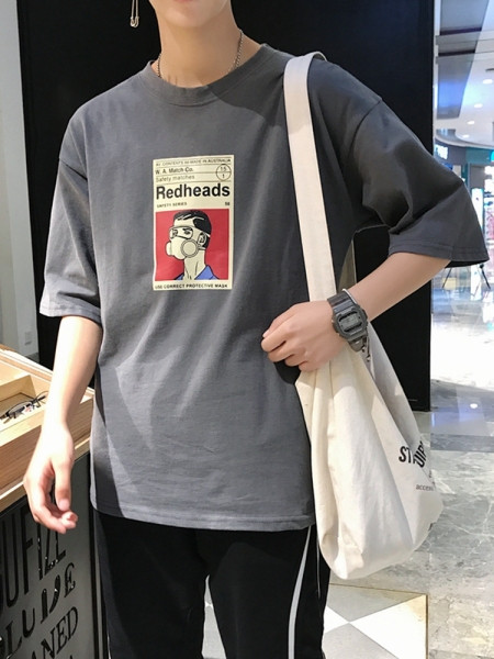 Ovaalse dekoltee ja värvitrükiga meeste T-särk