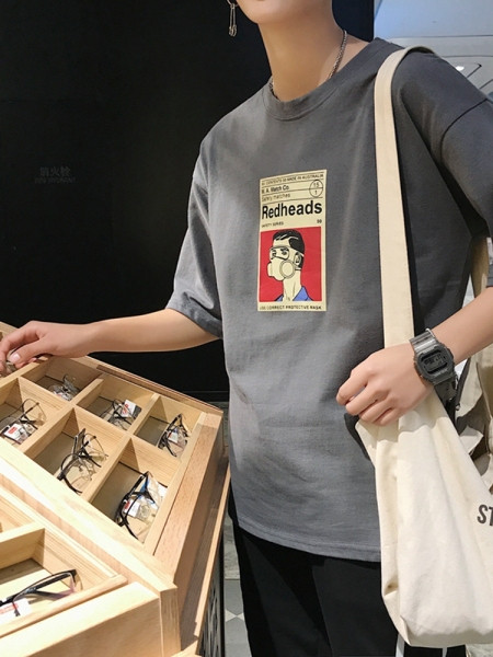 Ovaalse dekoltee ja värvitrükiga meeste T-särk