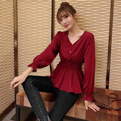 Új modell női blúz spitz nyakkivágással és gombokkal