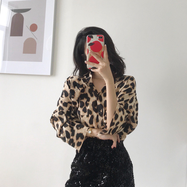 Aktuāls sieviešu krekls ar klasisku apkakli un leoparda apdruku